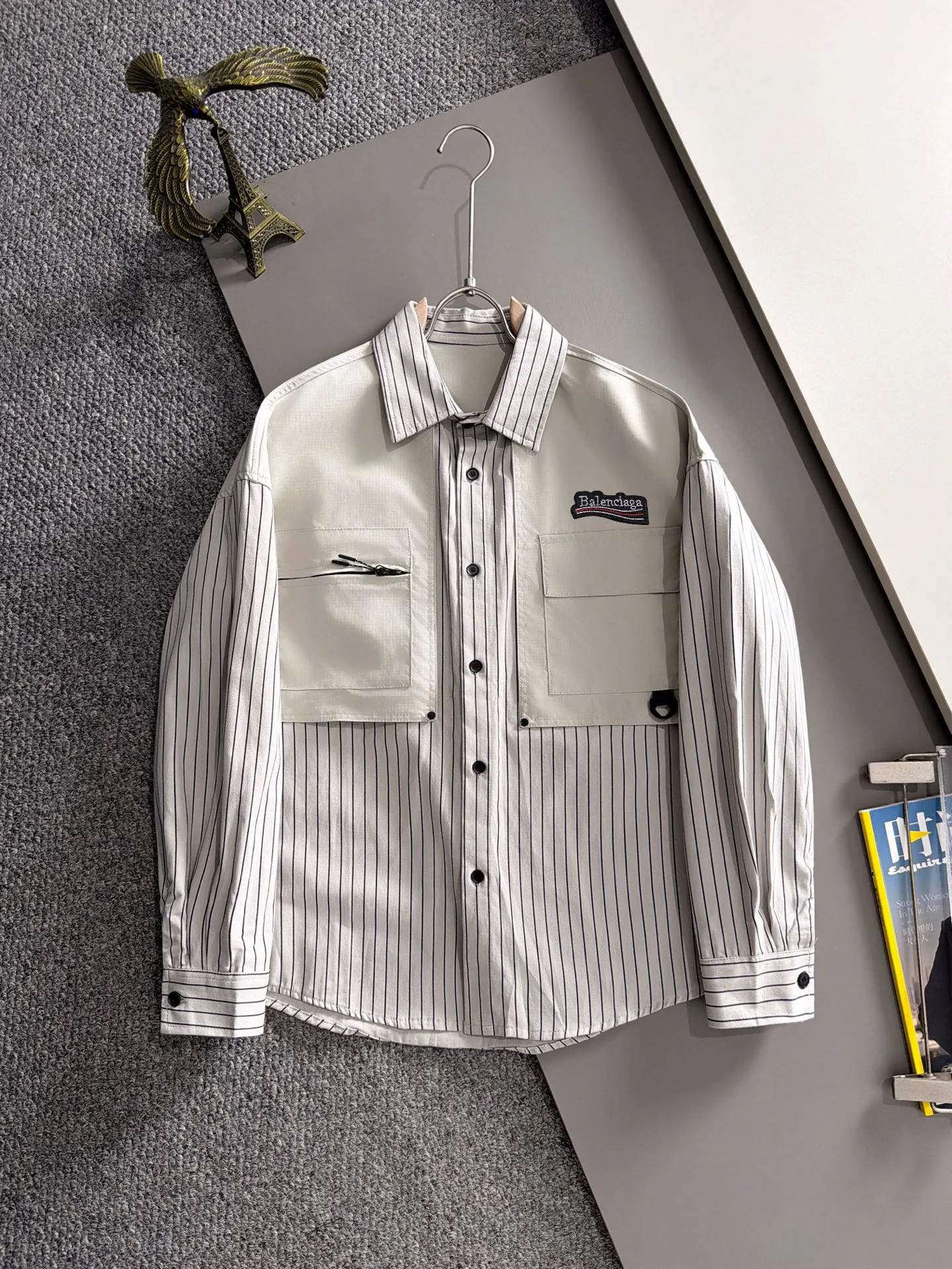 The latest New Arrival shirt in Paris for fall 2026. Complete with three standards, custom-dyed nylon fabric, overall casual and upscale. The fabric texture is relatively thin, very light, and comfortable on the upper body, suitable for early autumn and spring wear. Simple lines, customized hardware zippers, elegant and concise style, lightweight and comfortable to wear, very urban luxury and low-key elegance, with a casual and lazy feeling, the upper body effect is very good, quite wide and stylish, natural drape, simple and elegant! Top luxury Classic The style item is gentle and high-end, quiet but full of power. It perfectly conveys the brand's sense of trend and recognition. The upper body is super cool and stylish, and extremely luxurious. It shows your rank, strength and taste from all aspects! The overall grade is even more obvious. The upper body is comfortable and unconstrained, with a casual and loose effect. Sizes:S-2XL